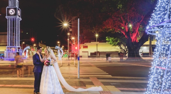 Casal aproveita decoração natalina da rua 14 de julho e faz fotos logo após casamento em MS 🇸🇱 : ‘Ficou incrível’ ❤
